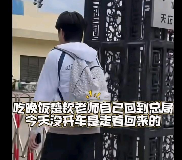 头哥走路回体总局，没有开红色大奔。今天上午头哥乘坐体总局大巴车去上训，中午和牛牛