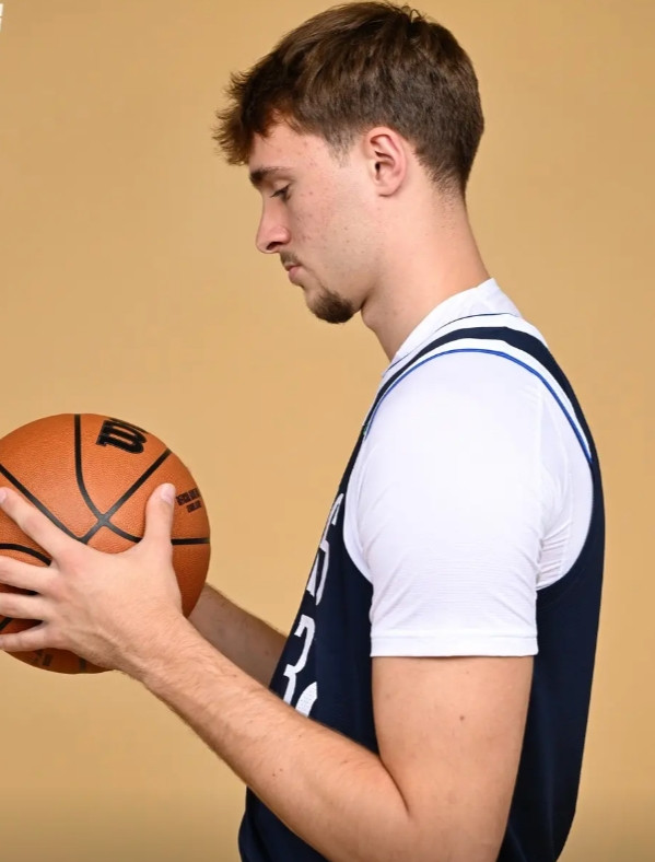 我现在相信商业联盟的操作，这77换浓眉就是给湖人上供，弗拉格就是肖华补偿给独行侠