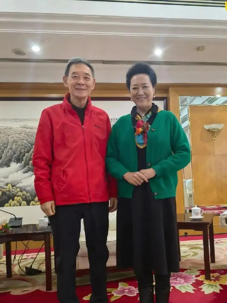 我朋友在文联拍到了让人目瞪口呆的一幕。你以为老艺术家聚会是正襟危坐聊艺术？