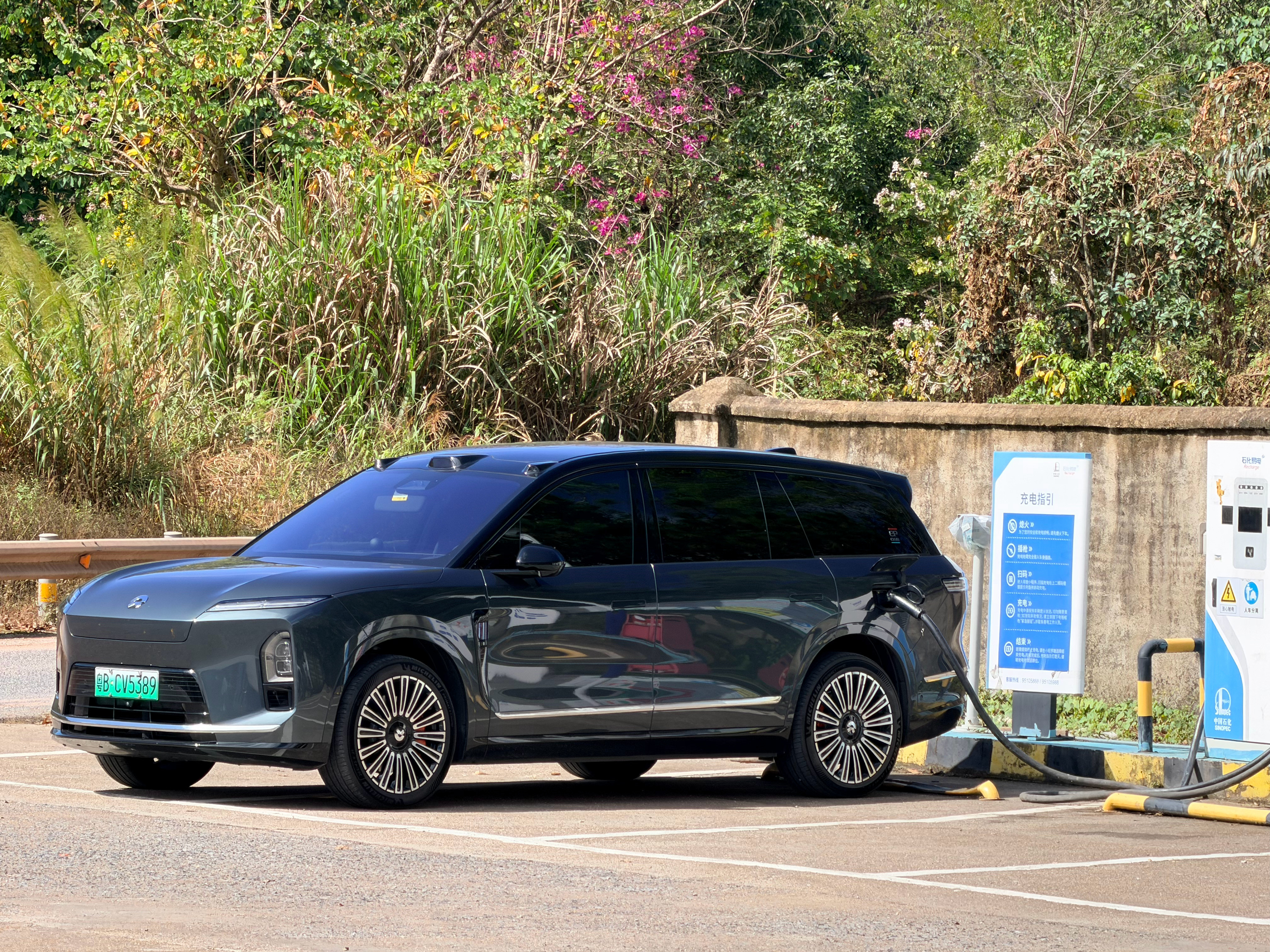 高速实际纯电续航有400公里是个分水领，不是说300不行，是400公里会很从容，