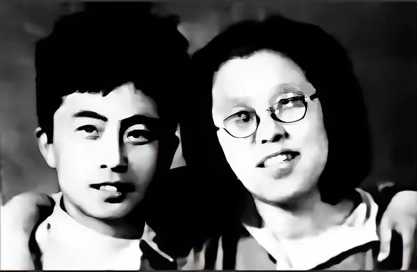 曲波去医院看病，遇到当时的副总理贺龙。得知曲波在机械部上班，贺龙忙问：你认不认识