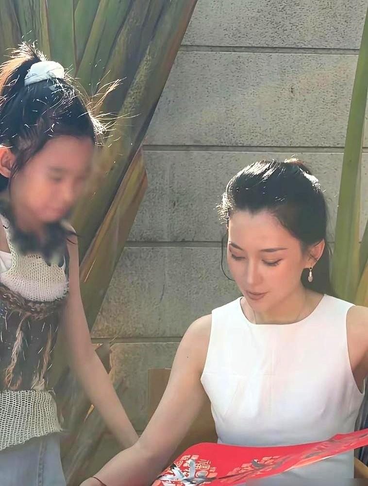 同样是汪峰的前任，一个活成了自己的大女主，另一个却把自己活成了一出连续剧。汪