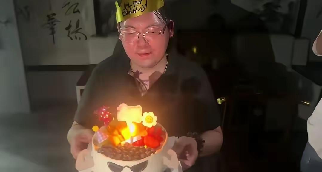 向太最近的动作，让人有点意外。6月21号，有网友扒出她悄悄出现在二儿子向佑