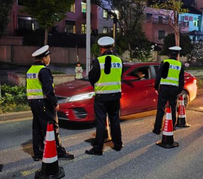 山西沁源，三个辅警捞油水，经常下班后去设卡查酒驾，提出可以私了，最终因为一个醉驾