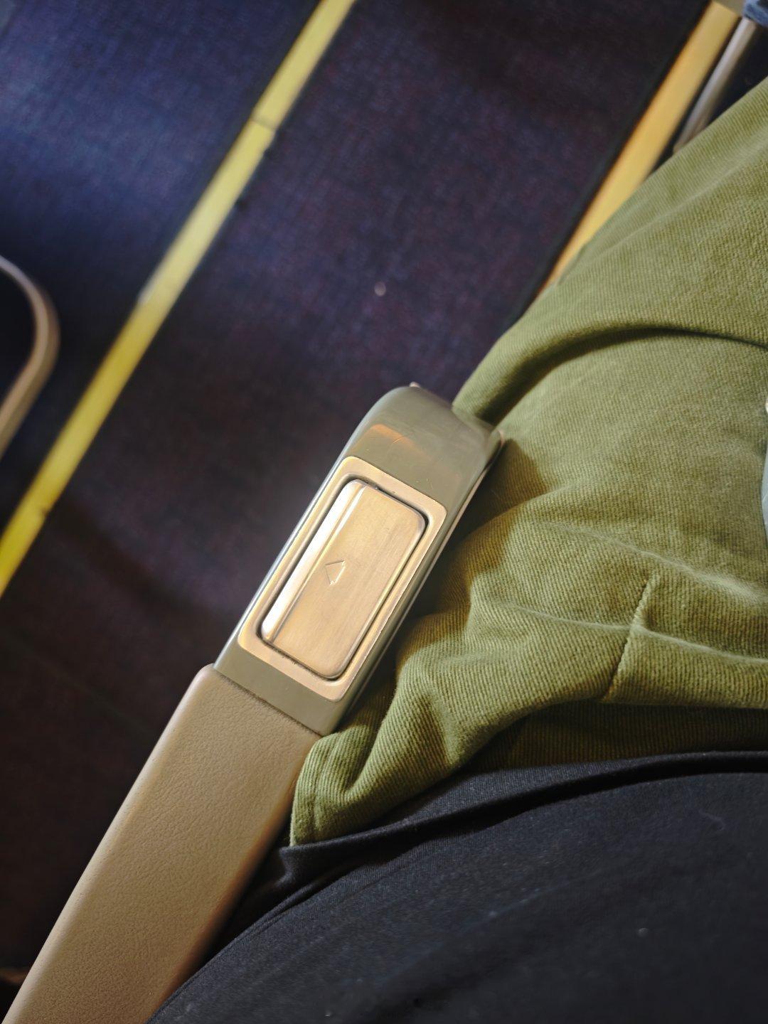 一看就是“老伙计”了，扶手上还带烟灰缸，估计这辈子它都没上过岗波音737