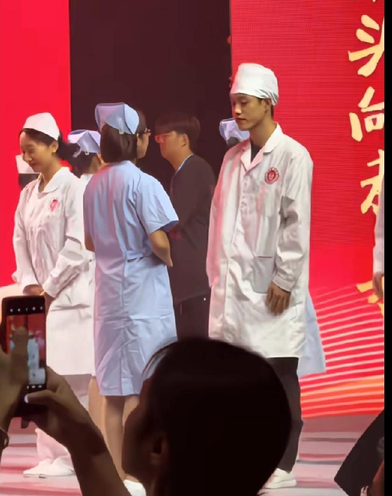 原来男护士的护士帽是这样的，还真第一次见，不过我们这县城小地方，在医院里还真没见