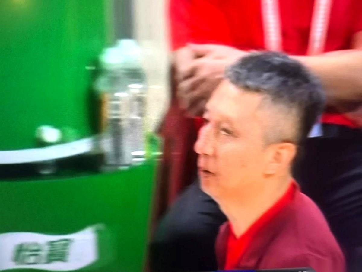 我算是看明白了，今晚这球，就是把郭艾伦一个人扔上去“公开处刑”。真的。赵继伟