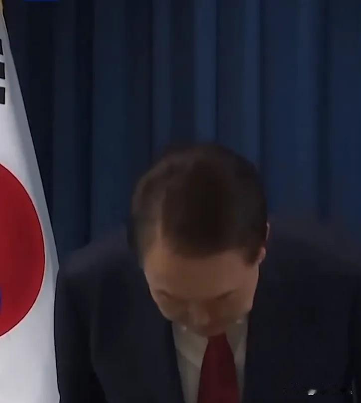 听说一审判了5年，尹锡悦被带离法庭时，还是规规矩矩地给法官鞠了一躬。这一躬，