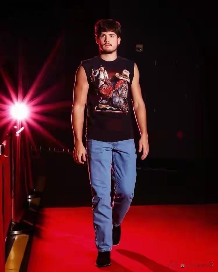 火箭超级新星谢波德的三分球又不灵了！在今天进行的火箭和太阳的比赛中，目前双方半场