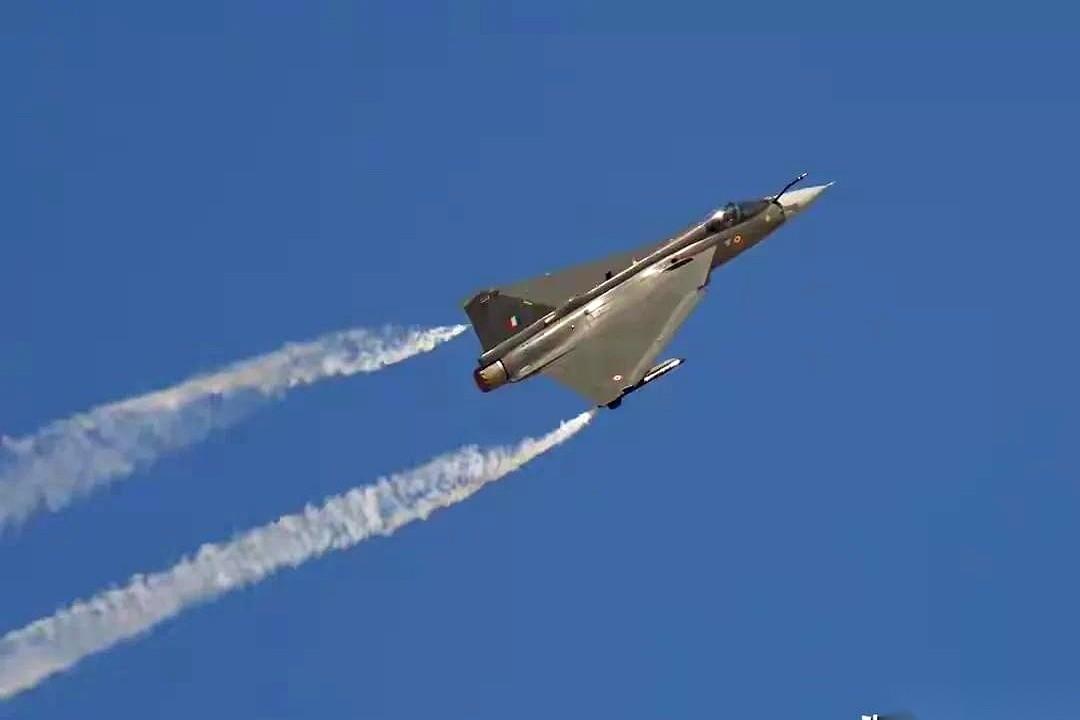 亲眼看着一架飞机，从万众瞩目，到一头栽下去。真的，就一眨眼的功夫。前一秒，全