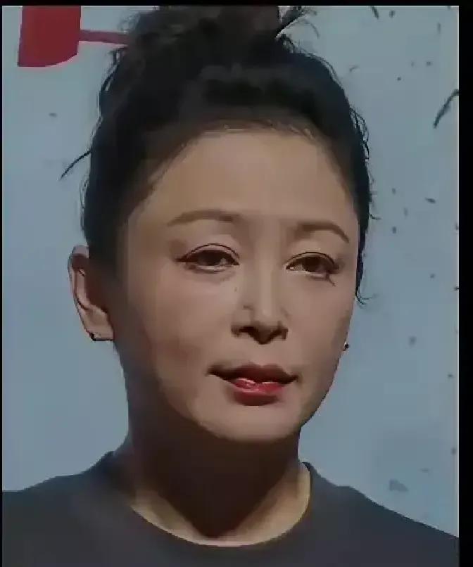 陈红当年被传骂倪萍老女人，如今自己也五十出头，镜头里苹果肌下垂法令纹明显，网友把