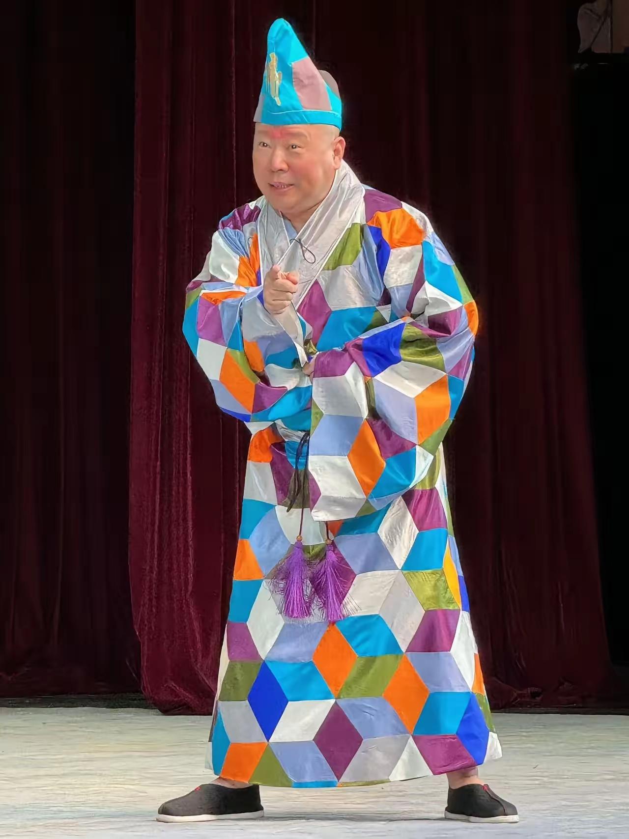 我有种预感，郭德纲这回是真学聪明了。要说他闹出点儿争议，一点儿也不让人意外。