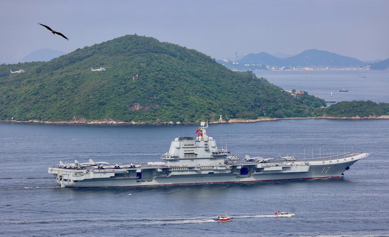 山东舰（17）航母编队入港全图，个个颜值都不错，如果换个摄影师就更好了。图片来源
