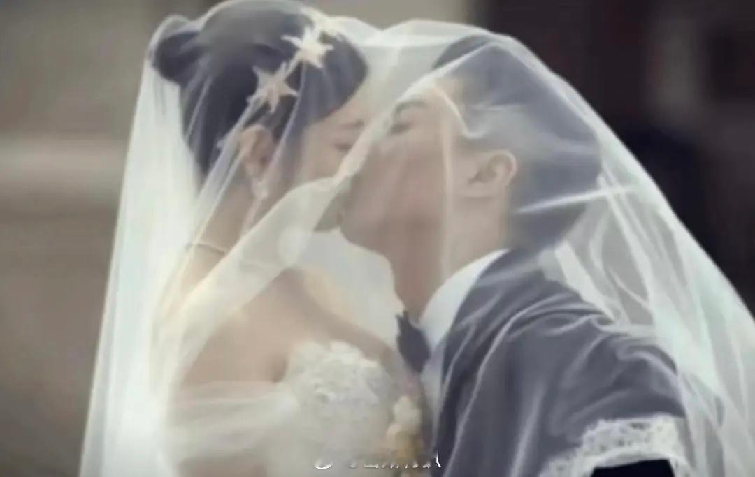 两夫妻我真的都是纯路人，其实双陈夫妇我是有一点不太懂的是，陈妍希被造黄💊我是真