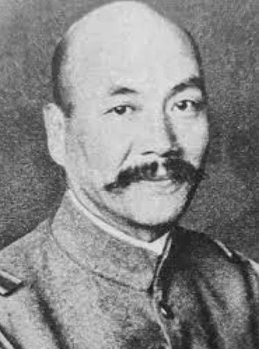 1942年，中国炮兵正在擦拭炮弹，见炮弹受潮，一个炮兵提议：试射一炮竟意外击落日