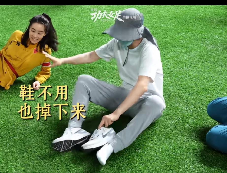 周星驰身价过亿，却穿着才600多块钱的鞋，真的太简朴了！