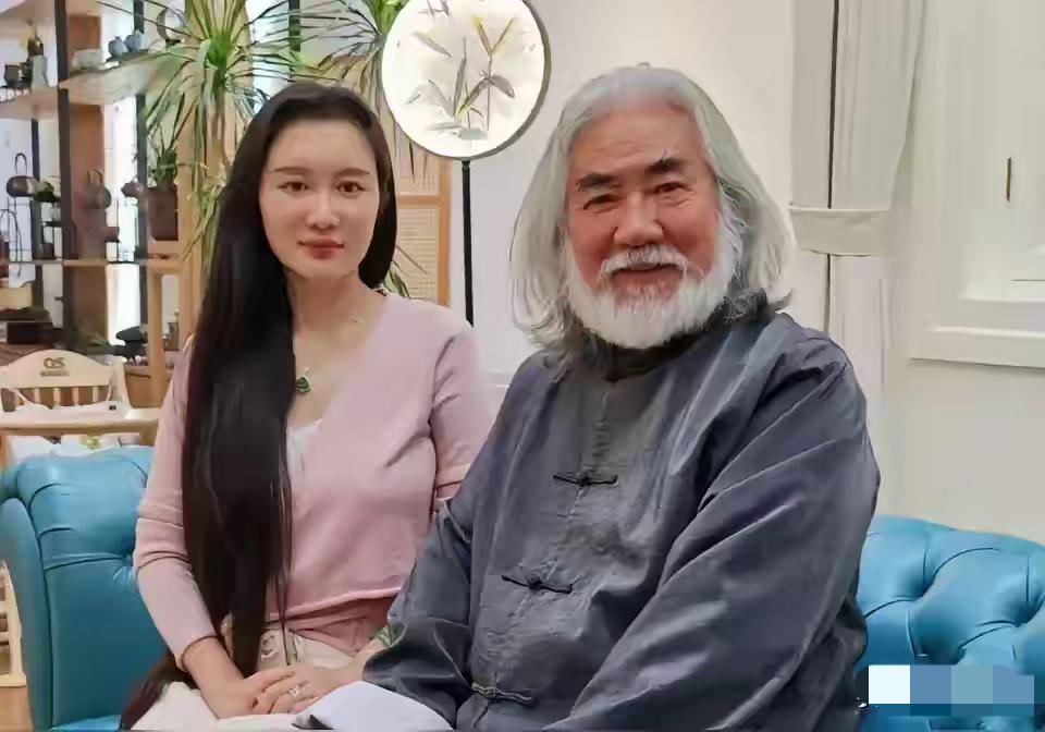 太佩服张纪中了，74岁的人了，没有像别的老人那样憔悴瘦弱到需要别人照顾，还能照顾