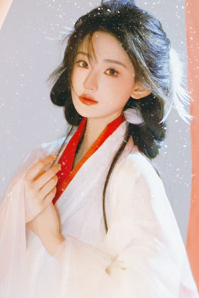 杨雨潼下雪了杨雨潼新写真vlog太绝啦！红白古装搭配雪景，还有那深情的配音，仿