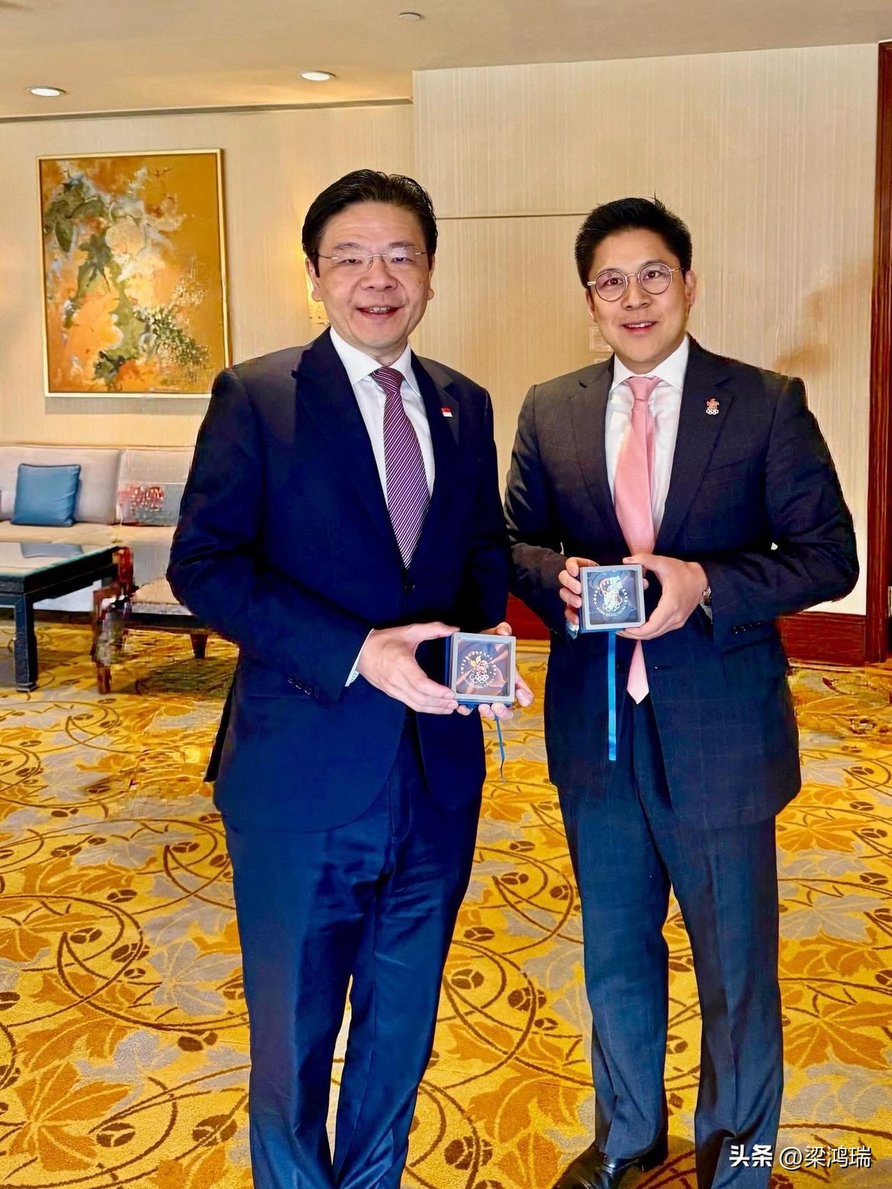 这张照片为新加坡总理兼财政部长黄循财（LawrenceWong，左）与香港立法