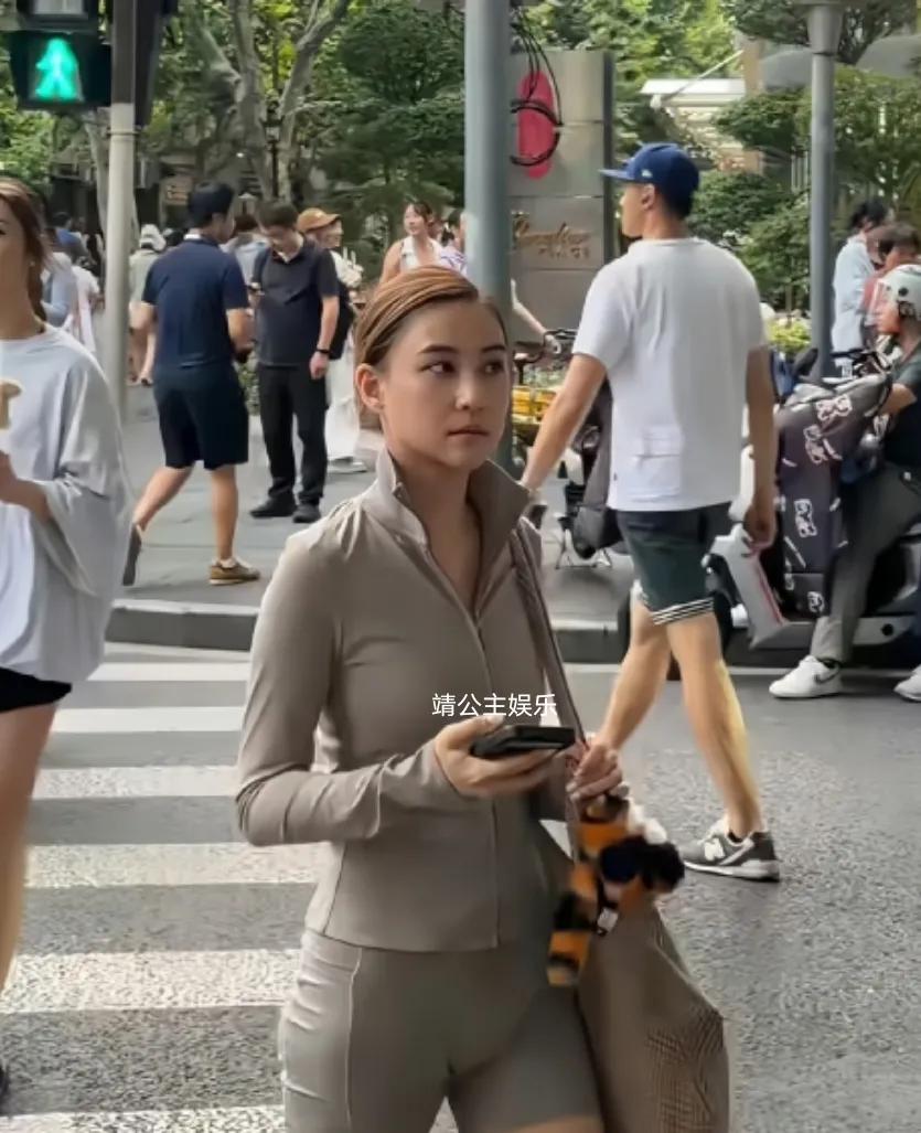 上海街头偶遇何超莲！一身瑜伽服随性出门高马尾清爽减龄，紧身套装凸显好身材个子