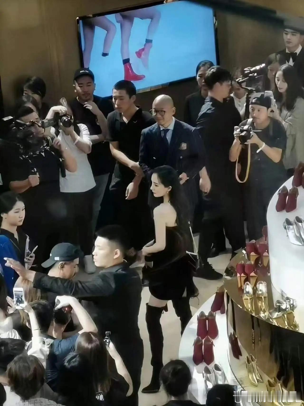 杨幂有个很大的问题我一直不敢说那就是她总是会做出和别的明星不一样的事这次杨幂和S