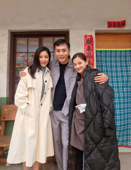 原来他们三位竟是同学！刘烨和梅婷，如今都已事业有成，家庭美满。而曾黎却一直不温