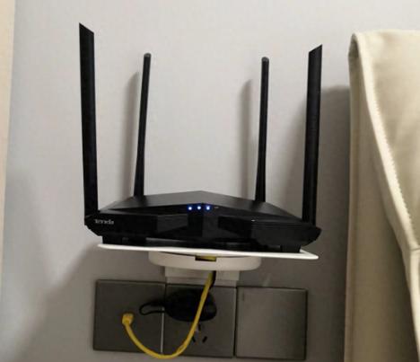 很多人抱怨“宽带升级了还是卡”，却不知道，问题可能出在路由器旁边的“小物件”上。