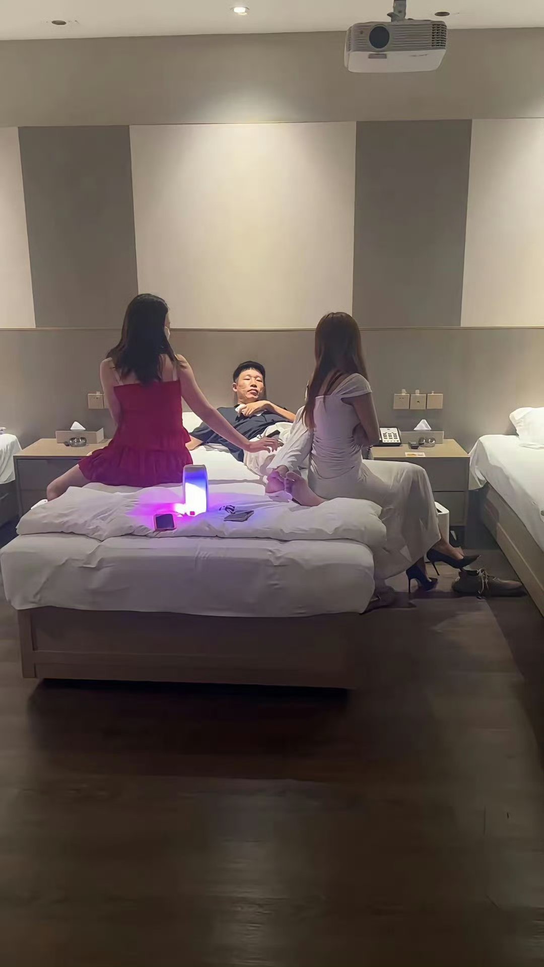 金瓶梅开卷曰：你看，这世上人，营营逐逐，急急巴巴。穷人，为衣食所累富者，怀不足之