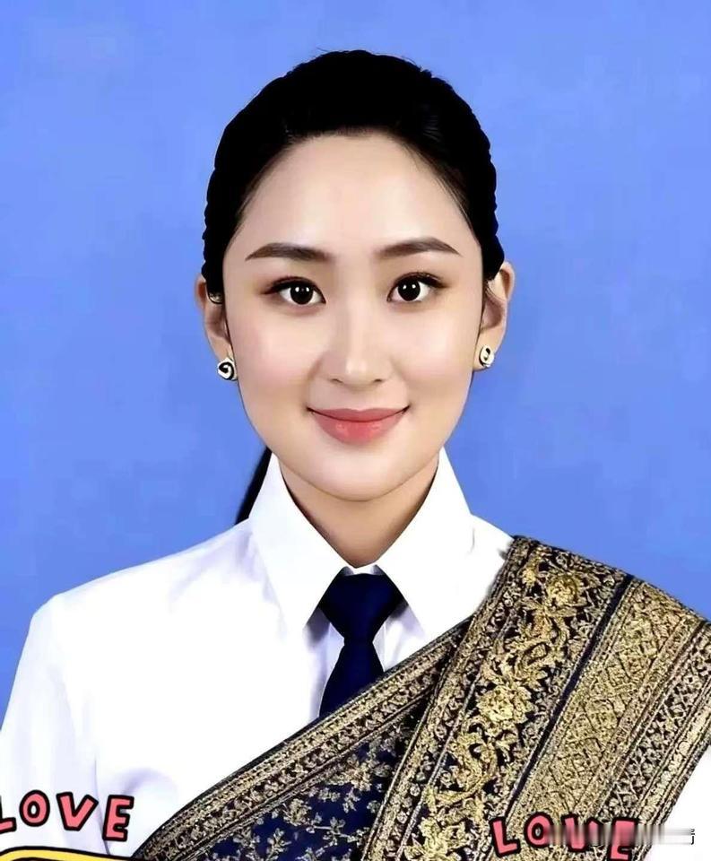 2025年10月31日，美女楚潘·阿蒙维瓦当选泰国党首，其姑妈就是泰国前总理英拉