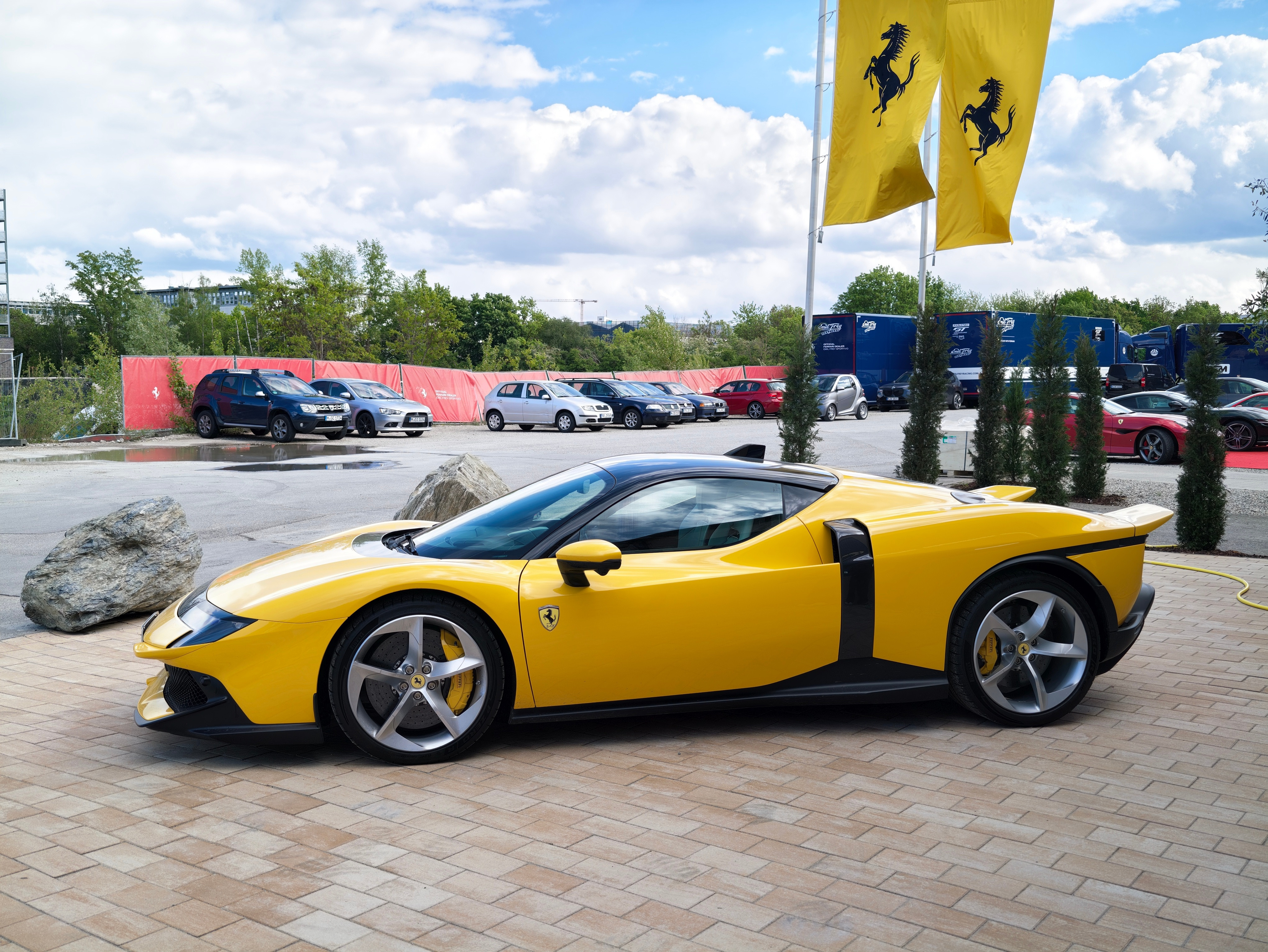法拉利849Testarossa，样子有点帅，又有点怪。既复古，又新潮。四驱V