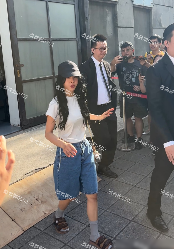 蔡依林在巴黎被拍到了，全身VALENTINO，脚踩联名帆布鞋，素颜，T恤短裤，中筒袜，拖鞋都敢往身上