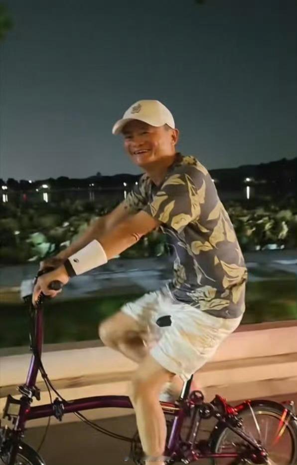 马云同款单车售价约1.85万我觉得这一点也不过分吧，人家马云那么有钱，1.85万