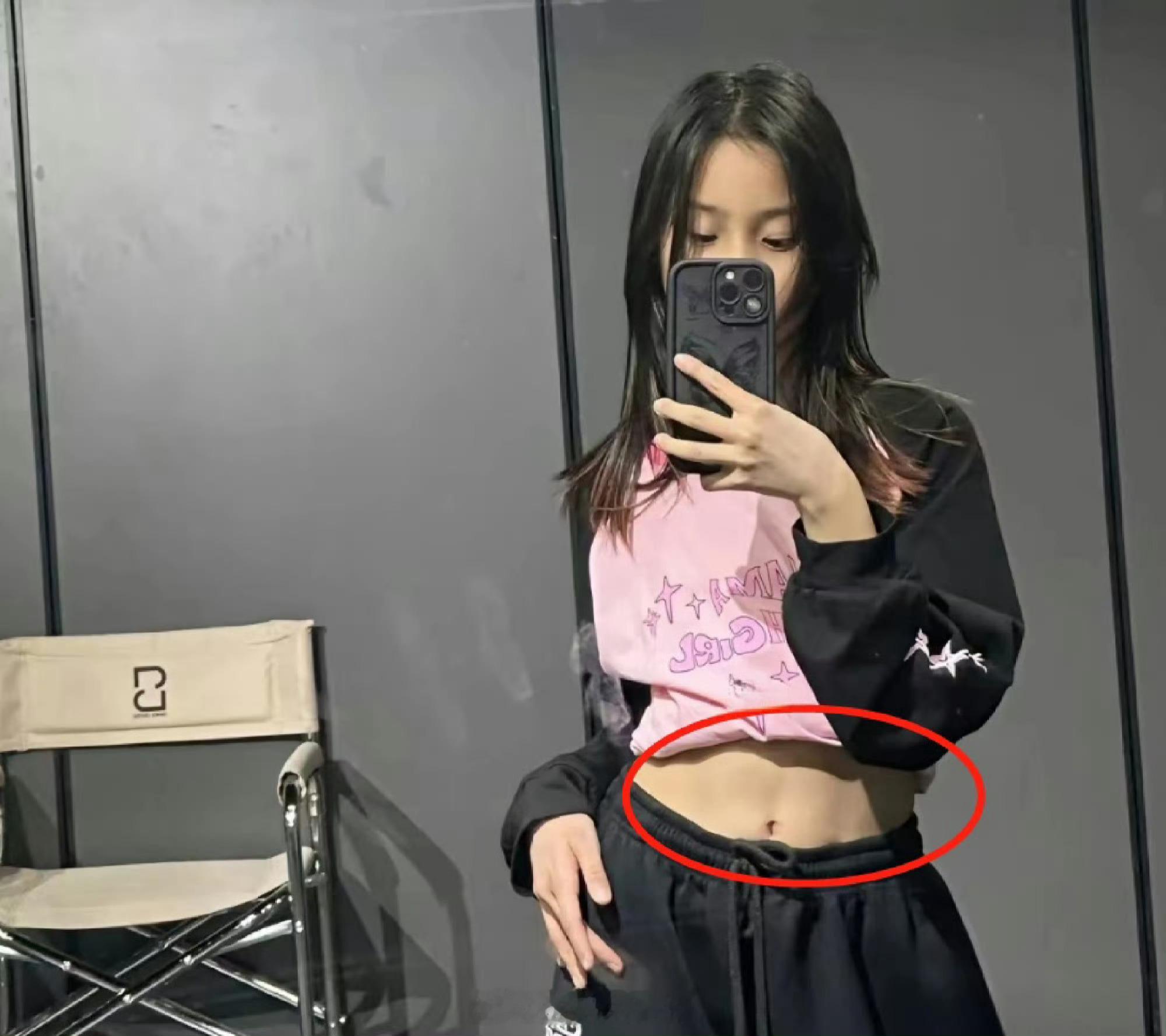 甜馨自曝96斤要减肥甜馨才13岁就162cm96斤了，还记得当初“我们不黑，我们