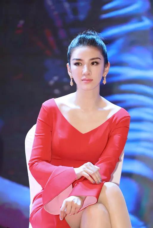 2020年筹拍《繁花》时，王家卫邀请黄奕出演。黄奕问:“拍多久？”王家卫说:“不