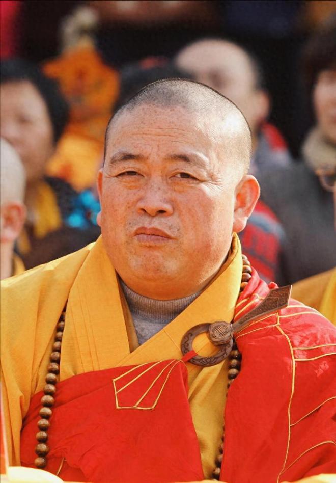 李湘对释永信的专访引发争议，因穿黑丝短裙照片被热议。采访中，释永信展现商业野心，