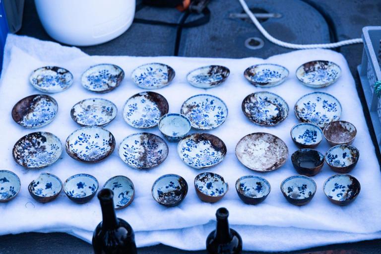 600米深的海底，一船舱的青花瓷碗码得整整齐齐。300年了，釉面还是亮的。2
