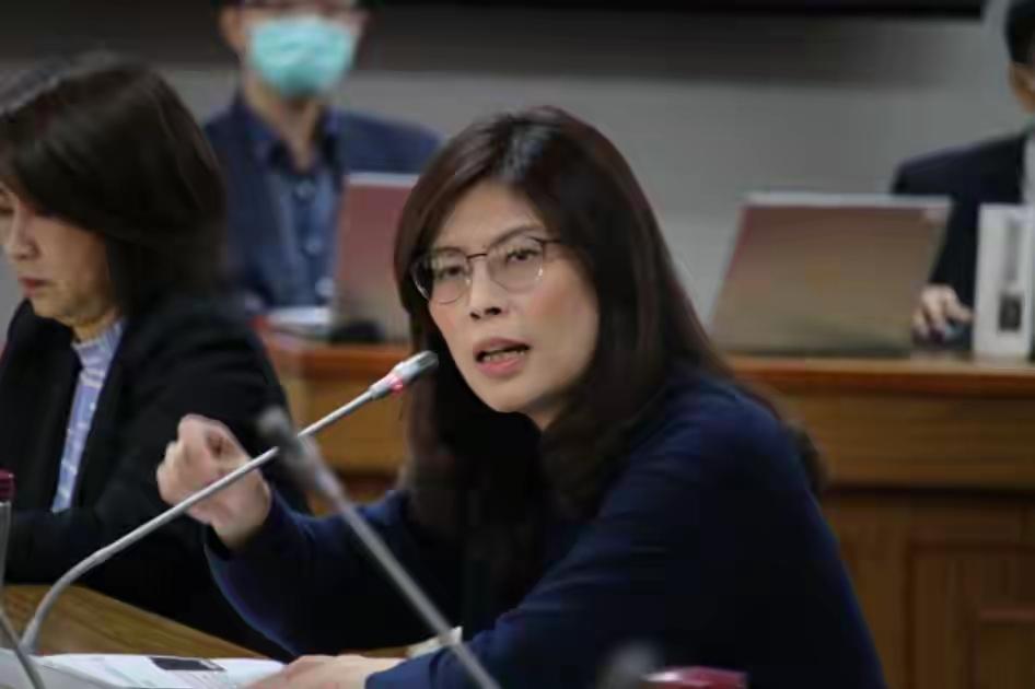 女中强人郑丽文，一天之内办了两件意料不到的大事，另人惊讶，让民进党当局瑟瑟发抖。