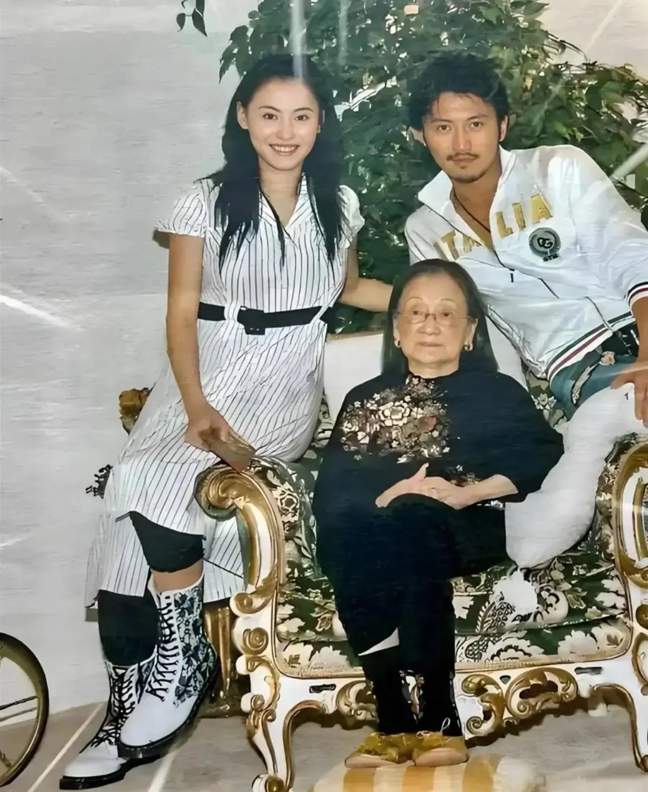 2007年，谢霆锋带着当时的妻子张柏芝去温哥华探望奶奶，那时候的张柏芝瞧着圆润