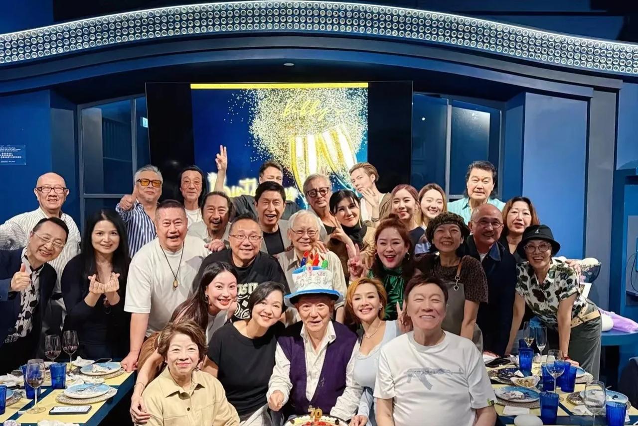 一众港星为富商庆生，很多熟面孔，你还认得他们吗？近日，某网友分享了参加富商生日