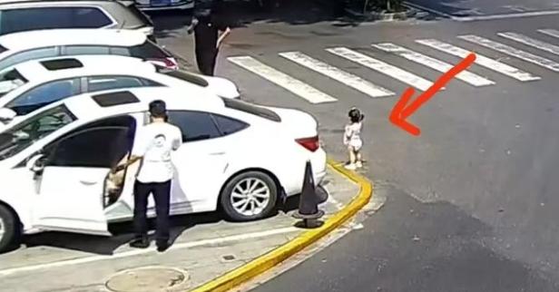我同事驾龄12年，零事故。坐他车，从没觉得“刺激”，但就是稳。有回我问他秘诀，
