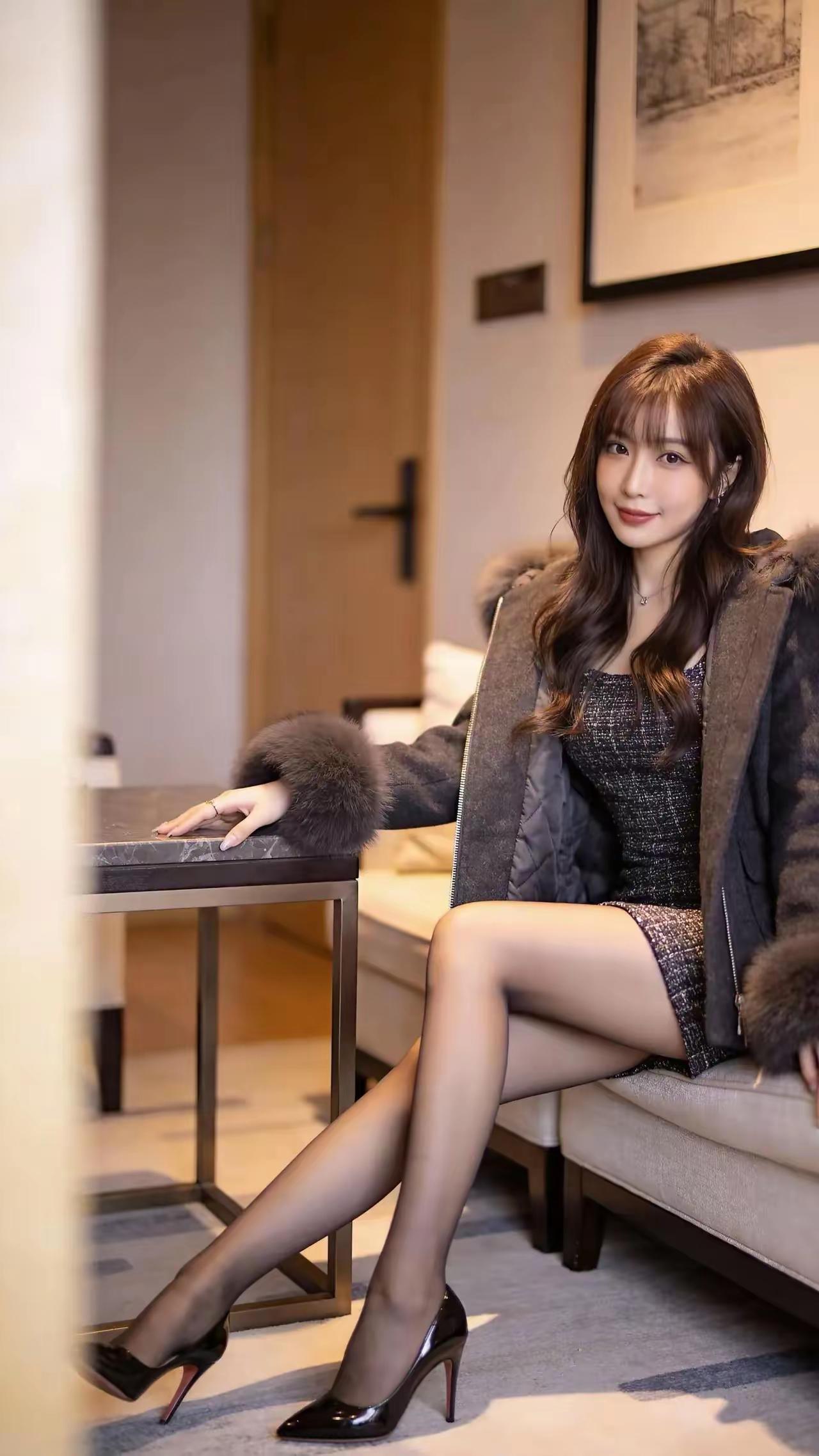 优雅冬日穿搭，毛绒外套+高跟鞋，尽显时尚魅力！