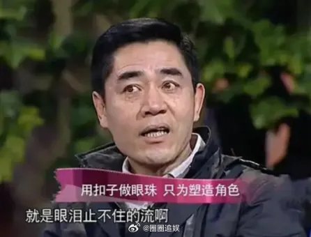 陈宝国之前拍戏到凌晨，工作人员端着盒饭过来，不料他直接把便当放在了地上，火冒三丈