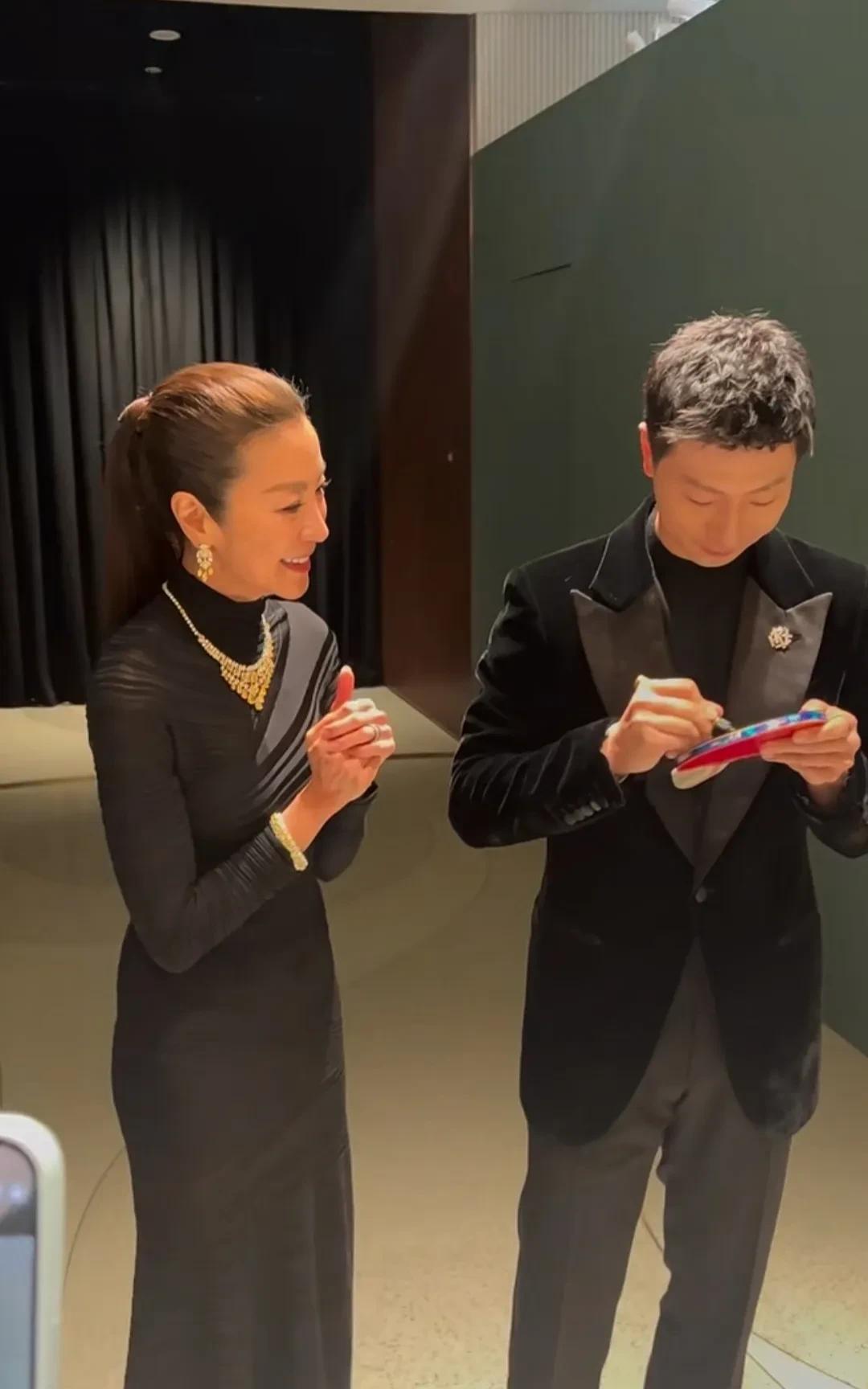 果然啊，优秀的人总是惺惺相惜！马龙和杨紫琼共同出席活动，场后杨紫琼和马龙欢快聊