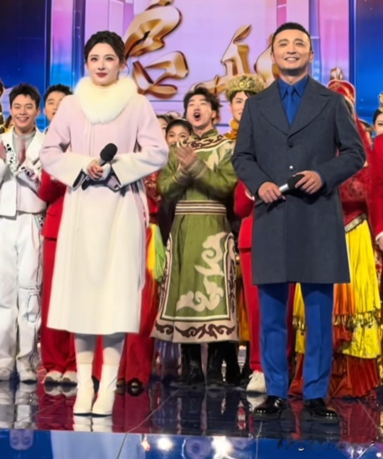 不知道大家注意到没？这次央视跨年晚会主持人的造型太不一样了，女主持没有穿精致的晚