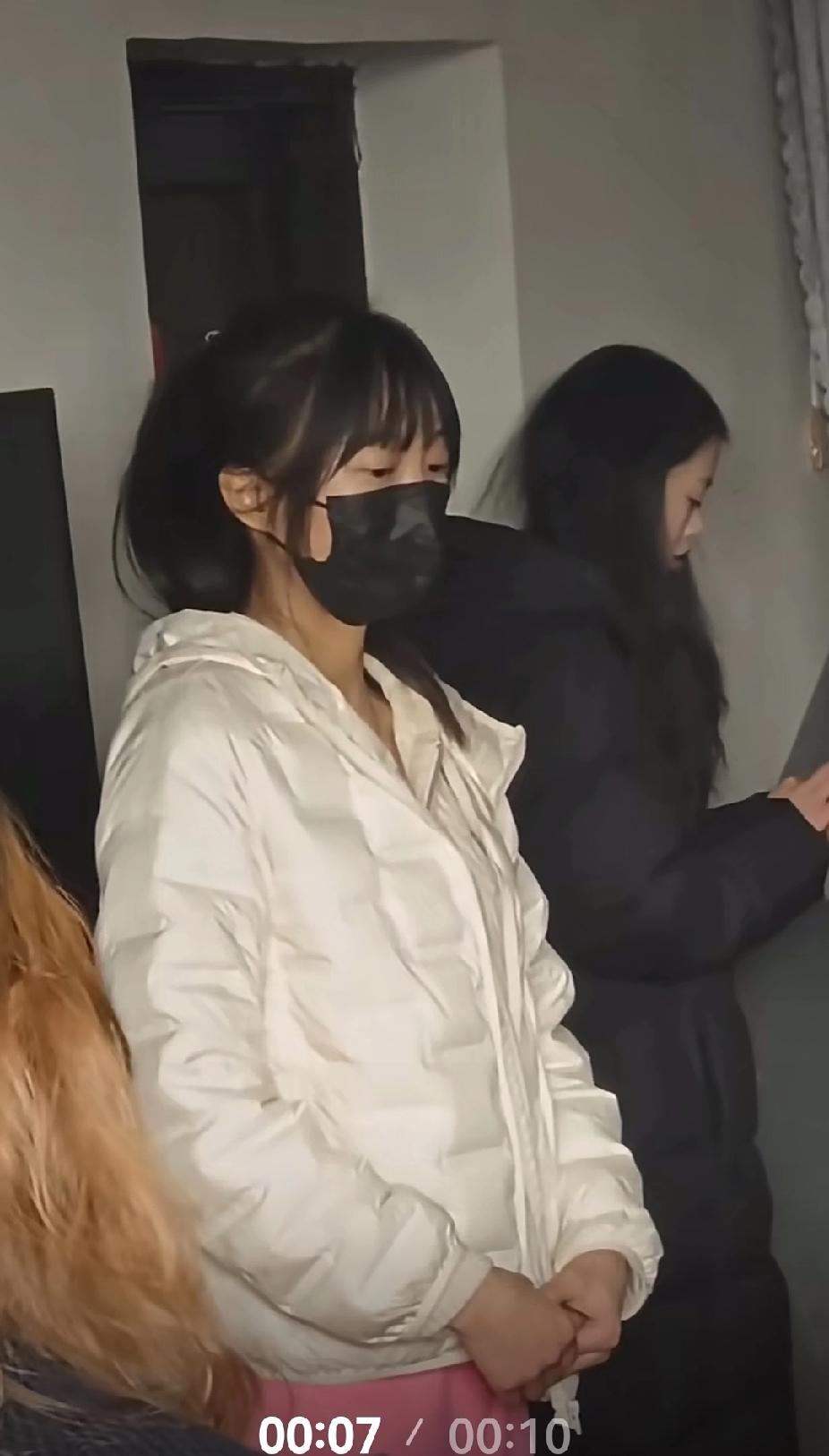 呆呆这回真人如其名了，站在角落里手足无措的，人越来越多，吃也吃不好，坐也没地坐，