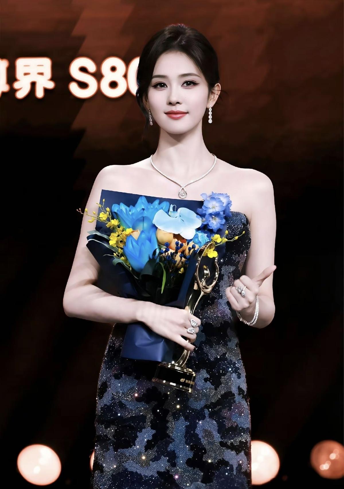 恭喜白鹿！这抹蓝黑亮片裙，衬得她既清冷又大气，手中的奖杯是对她最好的肯定，未来可