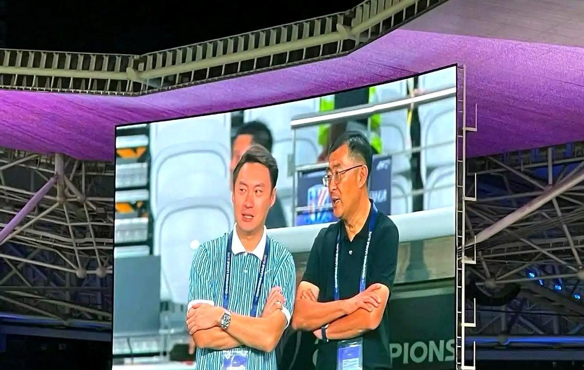 全场嘘声不是冲着球员来的，是冲着那俩坐在大屏幕里的男人。谷总半夜闯更衣室喊“拿