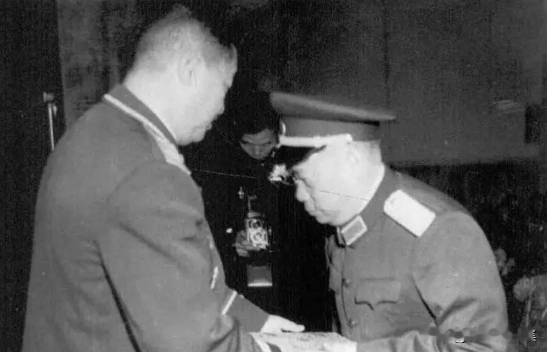 1955年12月10日，贺龙元帅在成都主持了原西南军区的授衔授勋典礼。图为在这次