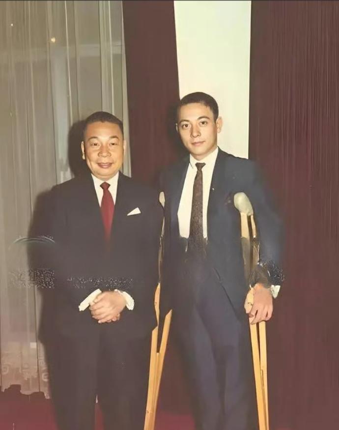 1970年，蒋经国和拄拐的长子蒋孝文的合影，蒋孝文拄拐不是因为他受伤，而是他的身