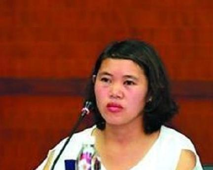 2002年，云南巧家县，一个17岁的女孩双手被铐跪在地上，声嘶力竭地喊着“警察叔